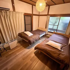温泉街の入り口にあるゲストハウス Slow House , 湯河原町 日本